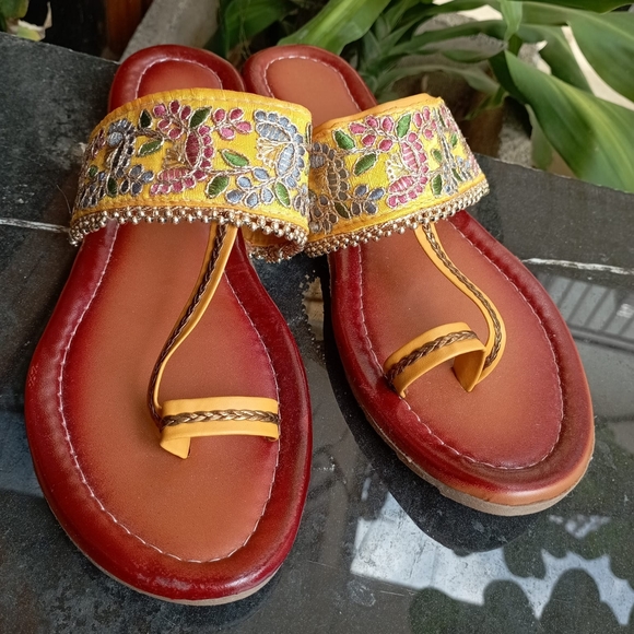 Embroidered Traditional Slippers - Picture 3 of 11